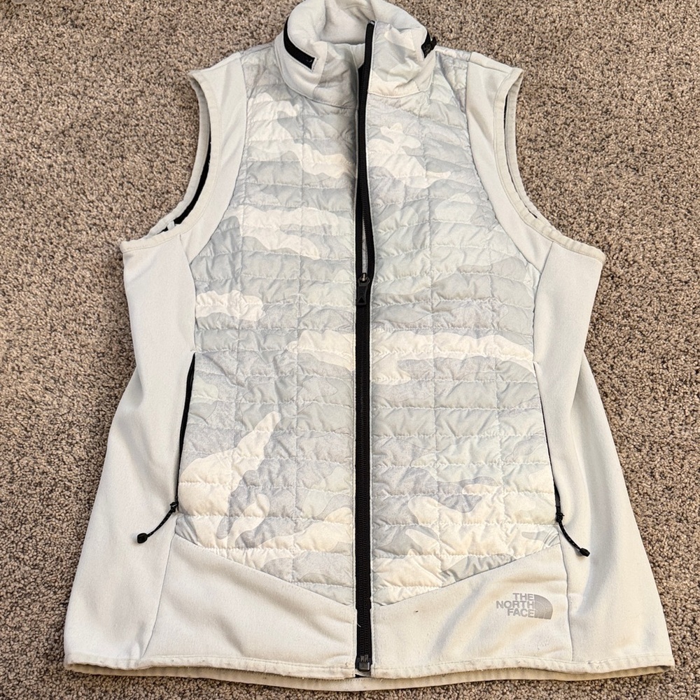 The north face puffer vest thermoball size small